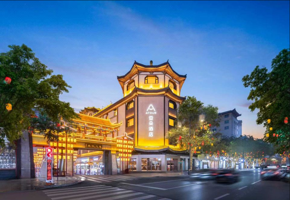 敦煌沙州夜市北門亞朵酒店