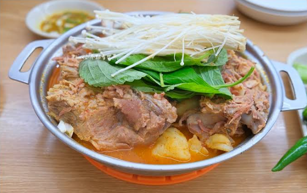 傳說中的馬鈴薯排骨湯(소문난성수감자탕)
